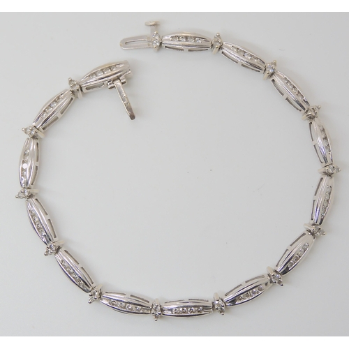 636 - A 14K WHITE GOLD DIAMOND BRACELET