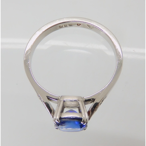 638 - A PLATINUM SAPPHIRE AND DIAMOND RING