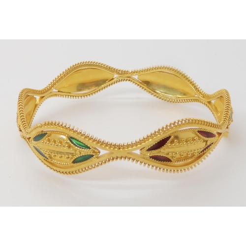 643 - A BRIGHT YELLOW METAL DECORATIVE BANGLE