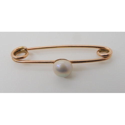 646 - A 9CT GOLD PEARL SET BAR BROOCH