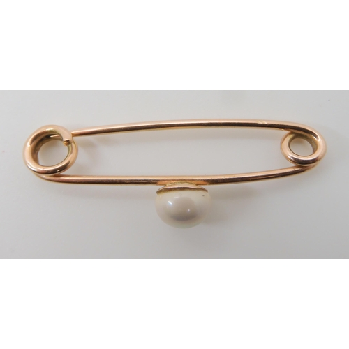 646 - A 9CT GOLD PEARL SET BAR BROOCH