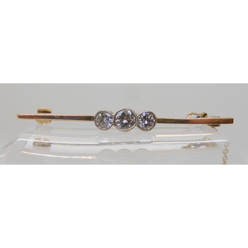 663 - A THREE DIAMOND BAR BROOCH