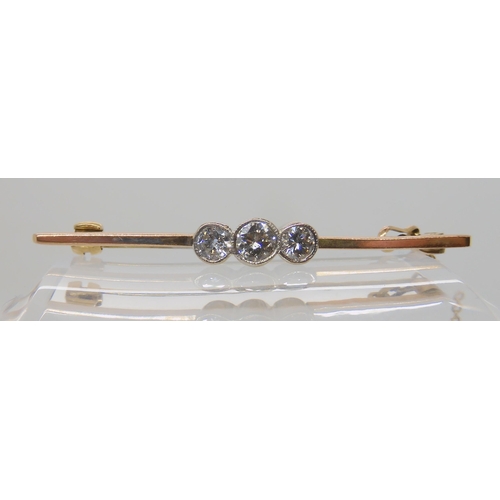 663 - A THREE DIAMOND BAR BROOCH