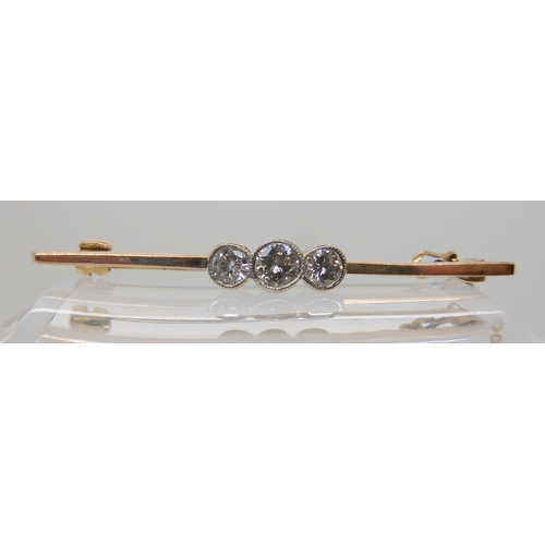 663 - A THREE DIAMOND BAR BROOCH