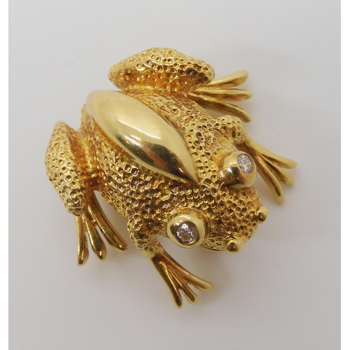 666 - AN 18K GOLD FROG BROOCH SIGNED TIFFANY