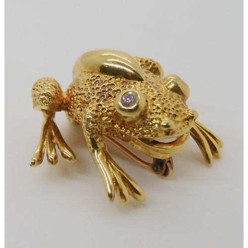 666 - AN 18K GOLD FROG BROOCH SIGNED TIFFANY