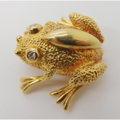 666 - AN 18K GOLD FROG BROOCH SIGNED TIFFANY