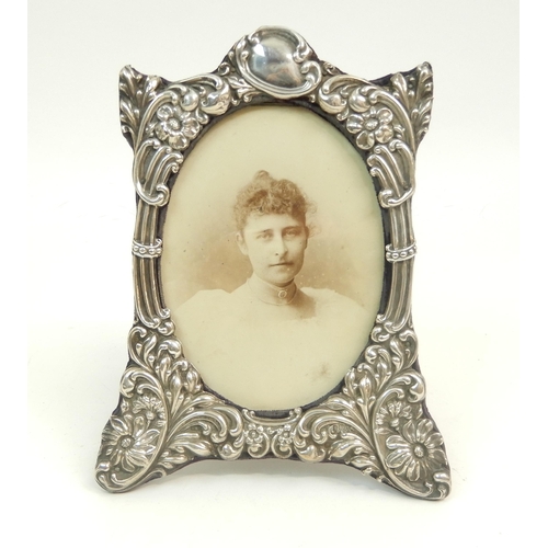 154 - A SILVER MOUNTED PHOTOGRAPH FRAME