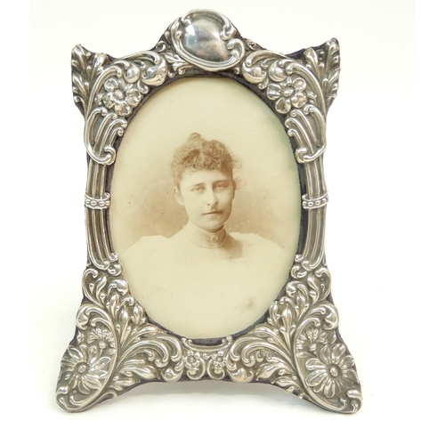 154 - A SILVER MOUNTED PHOTOGRAPH FRAME