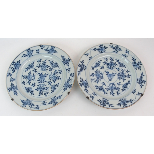 65 - A PAIR OF CHINESE EXPORT BLUE AND WHITE PLATES