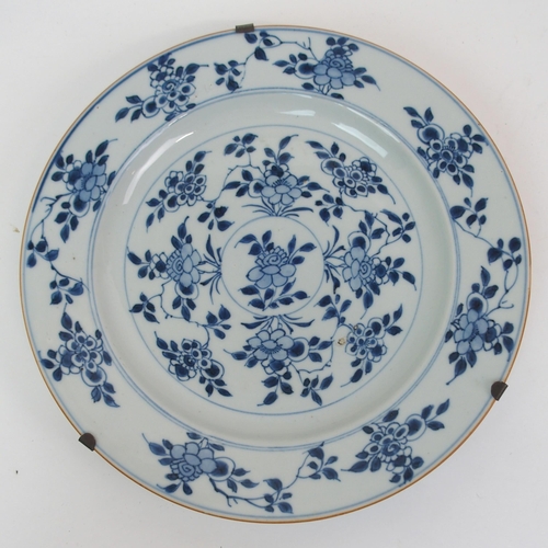 65 - A PAIR OF CHINESE EXPORT BLUE AND WHITE PLATES