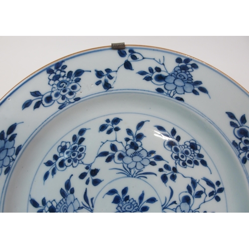 65 - A PAIR OF CHINESE EXPORT BLUE AND WHITE PLATES