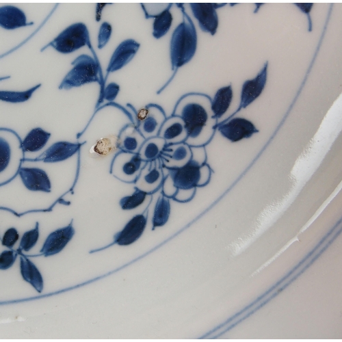 65 - A PAIR OF CHINESE EXPORT BLUE AND WHITE PLATES