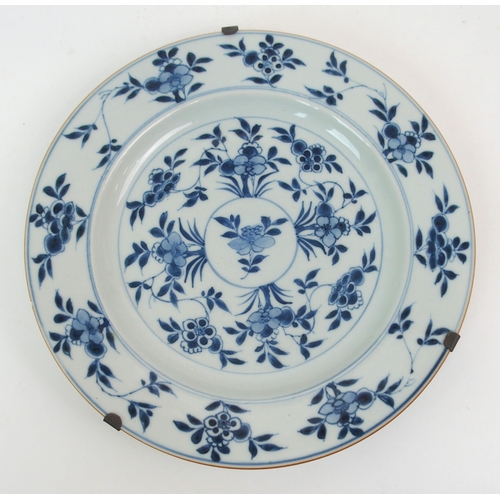 65 - A PAIR OF CHINESE EXPORT BLUE AND WHITE PLATES