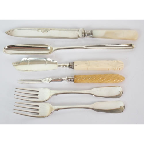 222 - A SET OF NINE RUSSIAN SILVER-HANDLED DINNER KNIVES