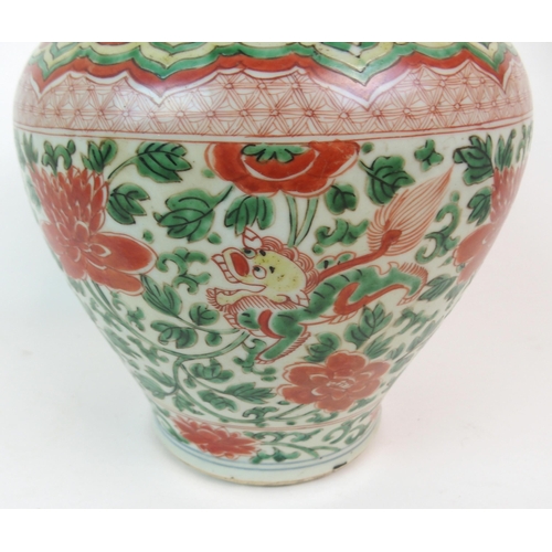 102 - A CHINESE TRANSITIONAL WUCAI VASE AND COVER