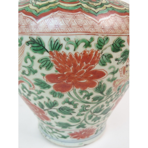 102 - A CHINESE TRANSITIONAL WUCAI VASE AND COVER