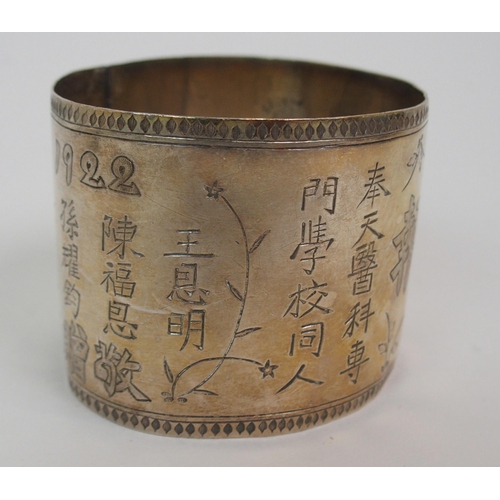 109 - A CHINESE SILVER CUP APPLIED WITH DRAGON HANDLE