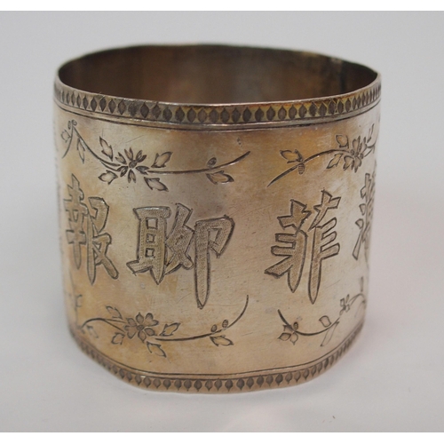 109 - A CHINESE SILVER CUP APPLIED WITH DRAGON HANDLE