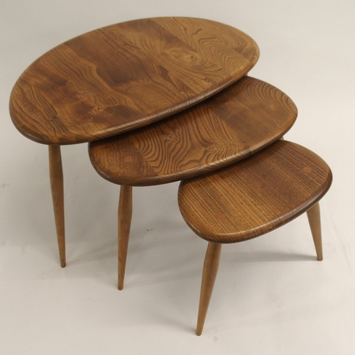 1130 - A NEST OF THREE LIGHT ELM ERCOL PEBBLE TABLES