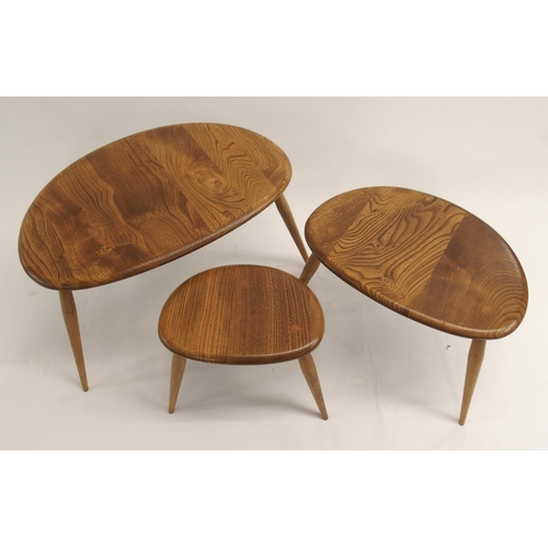 1130 - A NEST OF THREE LIGHT ELM ERCOL PEBBLE TABLES