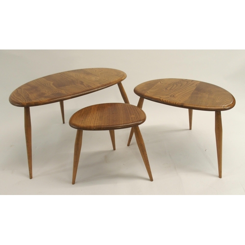 1130 - A NEST OF THREE LIGHT ELM ERCOL PEBBLE TABLES