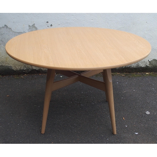 1134 - A GETAMA OAK CIRCULAR DINING TABLE WITH A CROSS FRAME