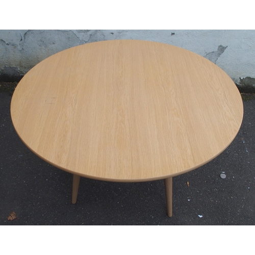 1134 - A GETAMA OAK CIRCULAR DINING TABLE WITH A CROSS FRAME