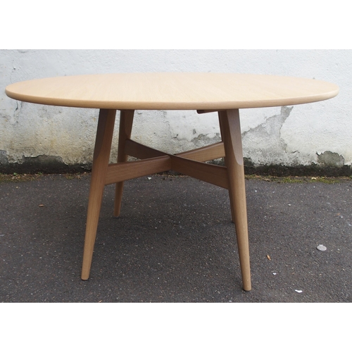 1134 - A GETAMA OAK CIRCULAR DINING TABLE WITH A CROSS FRAME