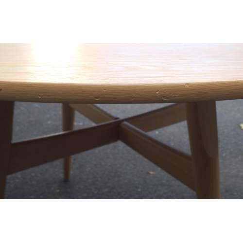 1134 - A GETAMA OAK CIRCULAR DINING TABLE WITH A CROSS FRAME