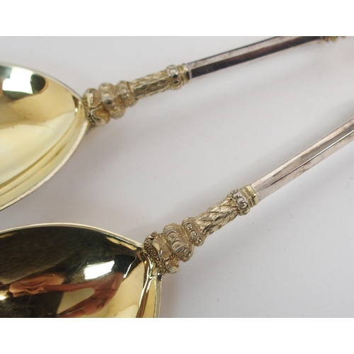 179 - A CASED SET OF SIX VICTORIAN SILVER GILT APOSTLE SERVING SPOONS WITH A STRAINING SPOON