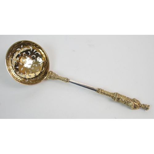 179 - A CASED SET OF SIX VICTORIAN SILVER GILT APOSTLE SERVING SPOONS WITH A STRAINING SPOON