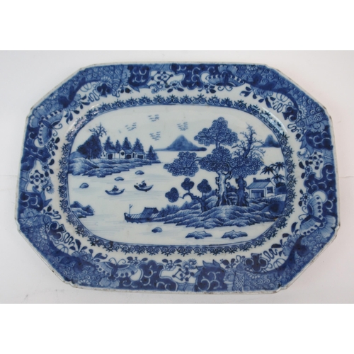 24 - A CHINESE EXPORT BLUE AND WHITE OCTAGONAL ASHET