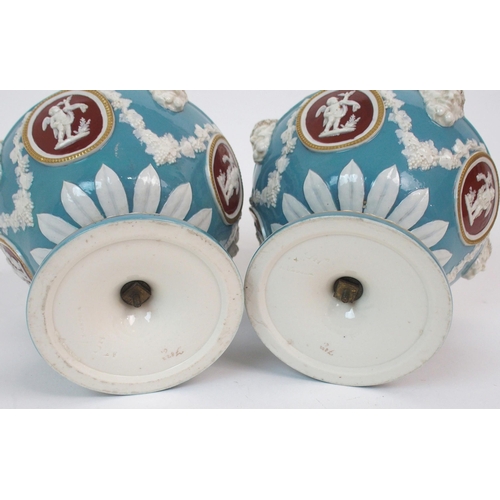 610 - A PAIR OF WEDGWOOD TRI-COLOUR 'BARBER BOTTLE VASES'