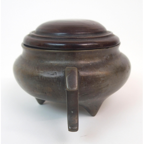 86 - A CHINESE BRONZE TWO-HANDLED CENSER AND HARDWOOD COVER