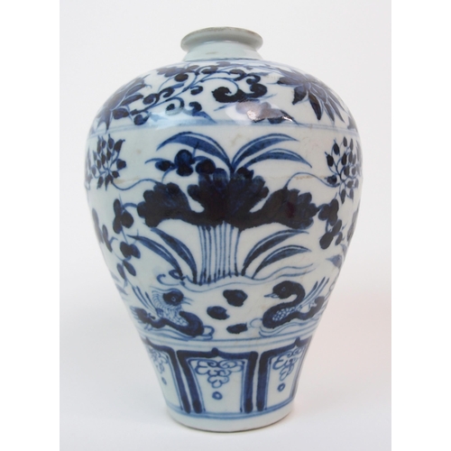 88 - A CHINESE BLUE AND WHITE BALUSTER VASE