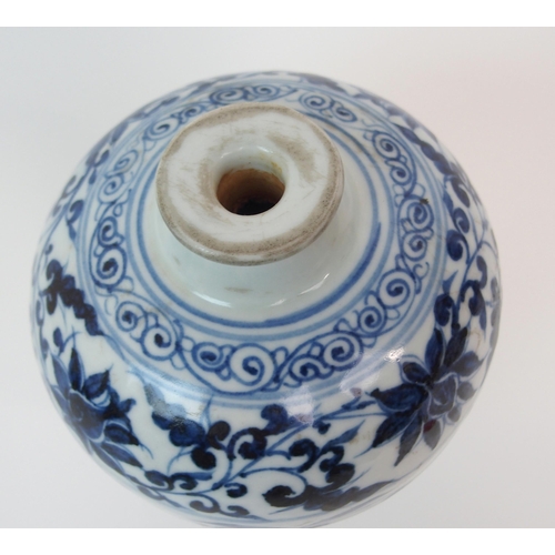 88 - A CHINESE BLUE AND WHITE BALUSTER VASE