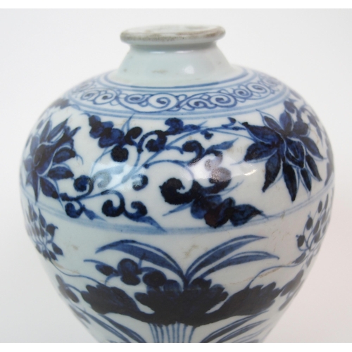 88 - A CHINESE BLUE AND WHITE BALUSTER VASE