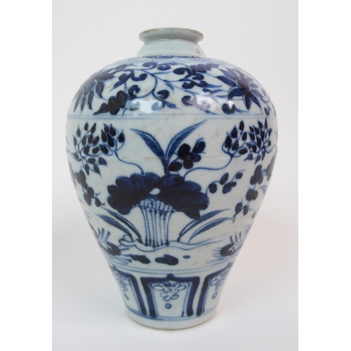 88 - A CHINESE BLUE AND WHITE BALUSTER VASE