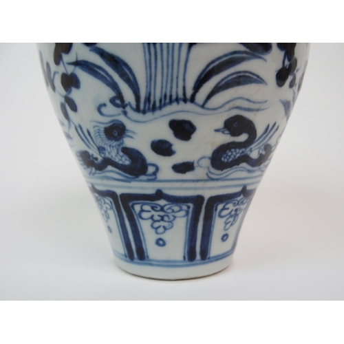 88 - A CHINESE BLUE AND WHITE BALUSTER VASE