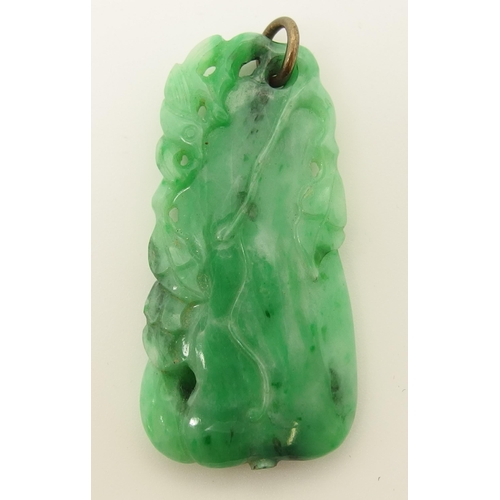 642 - A Chinese green hardstone pendant