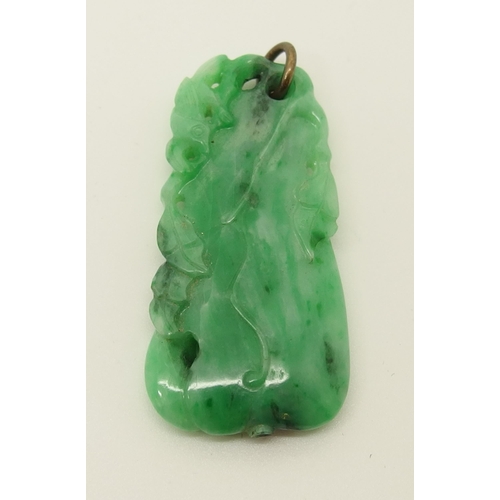 642 - A Chinese green hardstone pendant