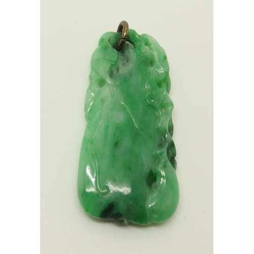 642 - A Chinese green hardstone pendant