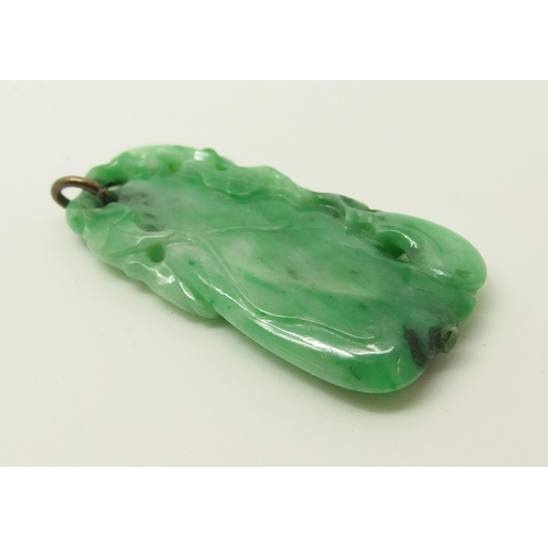 642 - A Chinese green hardstone pendant