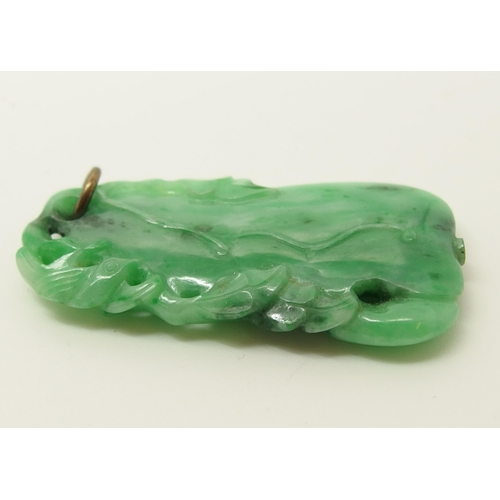 642 - A Chinese green hardstone pendant