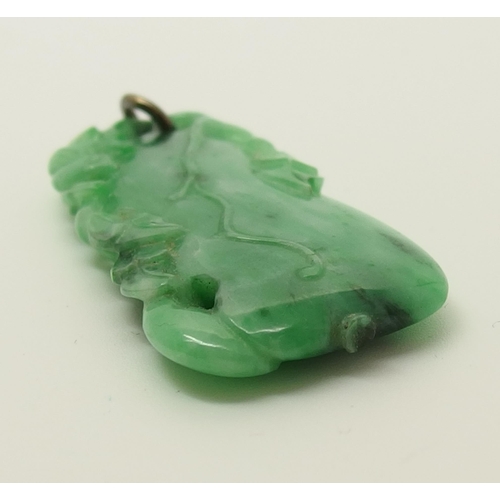 642 - A Chinese green hardstone pendant