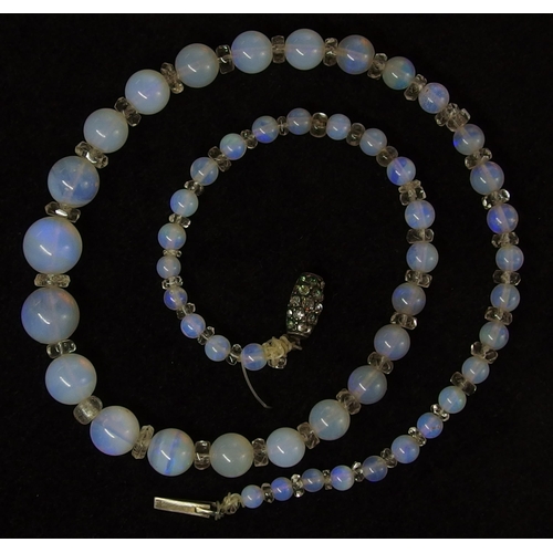 662 - A string of opal beads