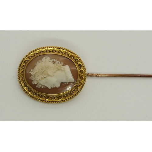 700 - A yellow metal mounted finely carved shell cameo pin