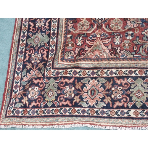 880 - A Mahal rug