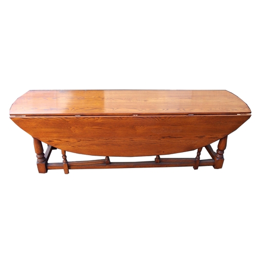 915 - A 20th Century oak wake table